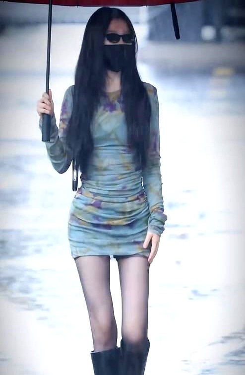 剧组突然换女主，她二话不说，掏钱把前期亏损和粉丝应援费全给砸上了。

紧身短裙配黑丝，脚踩尖头细高跟，口罩墨镜一戴，虞书欣出现在路透镜头里。这身打扮惹眼，但她刚干的事更硬气。

原定她主演的新剧临时调整角色。没发通稿卖惨，没跟剧方扯皮。

核算完前期筹备的窟窿，连带粉丝真金白银花掉的应援费，她直接自