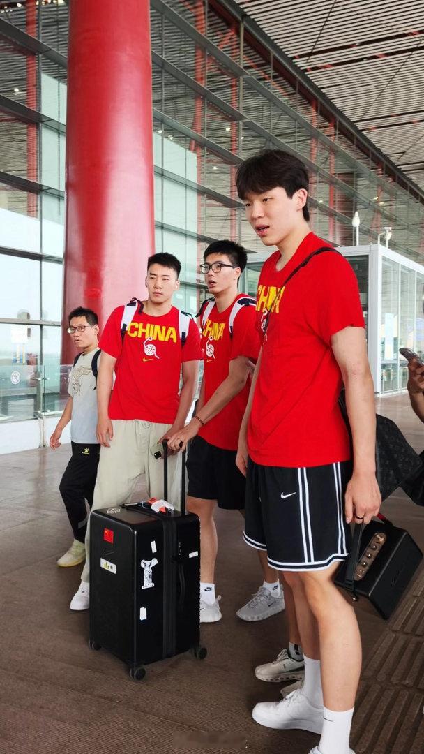 21人全力备战日本。赵继伟高诗岩感受家乡热情，誓取胜利。河村勇辉大概...