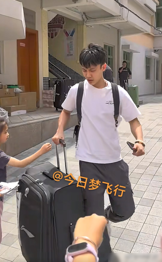 别被“疑似受伤”骗了，广东队这次是真伤到根了。 胡明轩，膝盖炎症加脚...