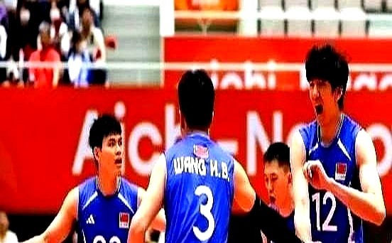 打日本二队都能2比3被翻盘，中国男排明年的底牌全露了。

决胜局手里攥着赛点，硬是没人敢下手，球烫手一样乱垫。场上缺的根本不是力气，是一个敢把球砸地板上的狠角色。

后面的路子其实很绝：张哲嘉留在网口喊话稳军心，张景胤伤愈归队去拔高上限，王鹤斌负责死磕传球。

最狠的一招，是敢不敢把主攻俞元泰直接扒