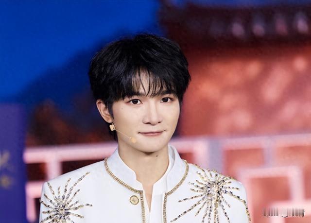 守着中秋晚会想听首歌，结果听了一段剧集念白。
李雪琴和田雨站在台上唱《好好的年代》，大量段落是念白式的，有网友说，听不出是在念台词还是在唱歌。
热搜骂的却是这两个人。
这事儿不对劲。
央视秋晚把《好好的年代》安排成剧集联动，讲的是剧中师徒情分，配上老照片，说白了就是一段带旋律的剧情回顾。可观众打开电