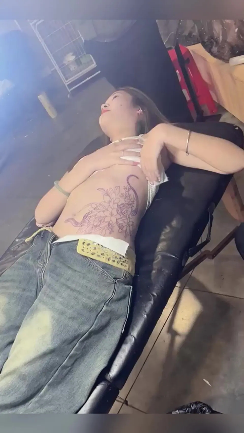 小姐姐真厉害 侧腰纹身 一点也不怕疼
 这么大图案 以后老公孩子 问起...