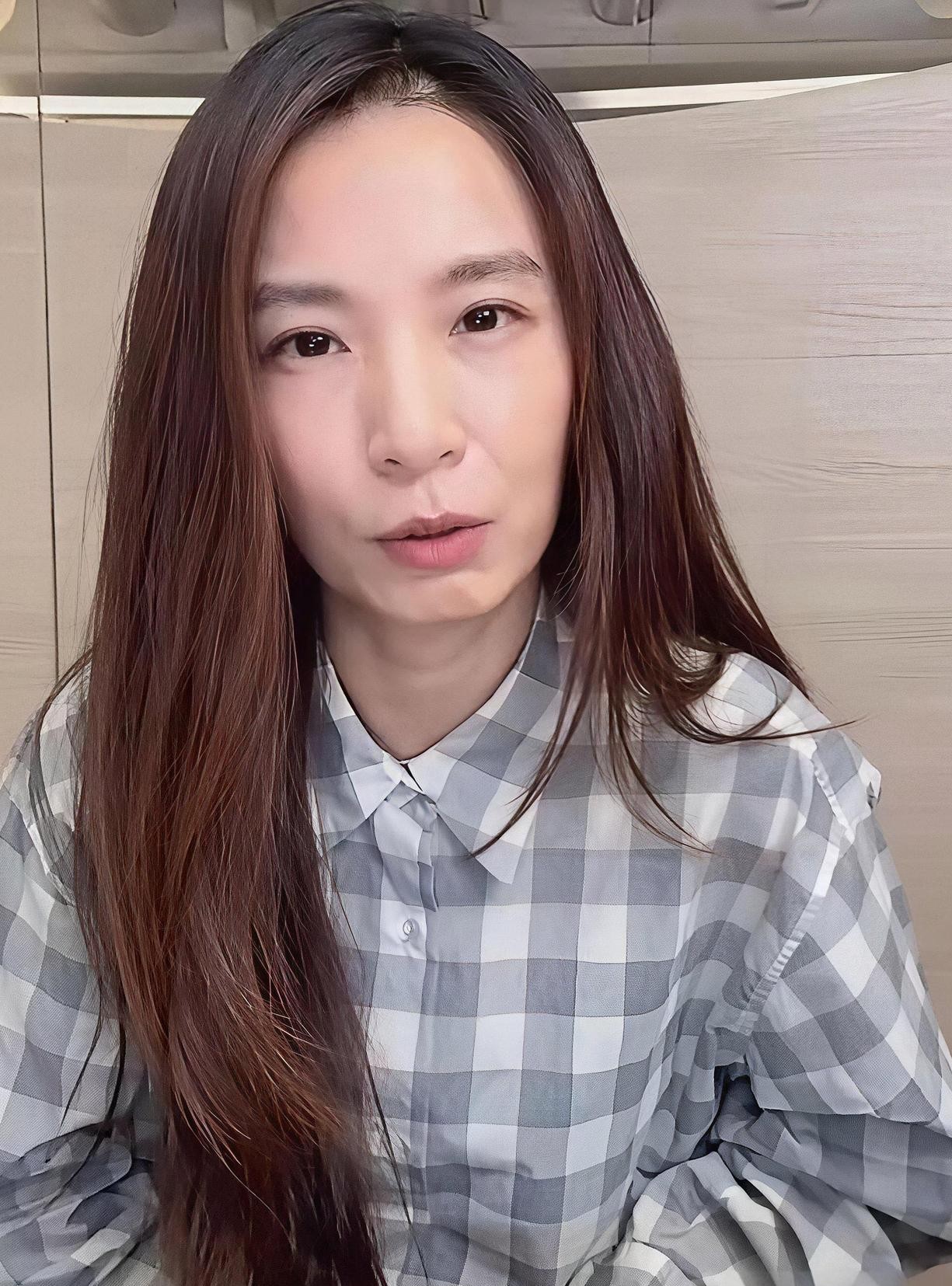 粉丝一句“解开第一颗扣子看着勒”，硬生生把文艺女神田馥甄给整破防了。
当时田馥甄在开直播，身上衬衫扣得严严实实。
有观众纯粹觉得衣服领子太紧，隔着屏幕看着都替她喘不过气，顺手发弹幕建议她松开一颗扣子，状态也能放松点。
结果她脸色直接就变了，当场反问：你们把我这当成什么直播间了？
紧接着她还顺