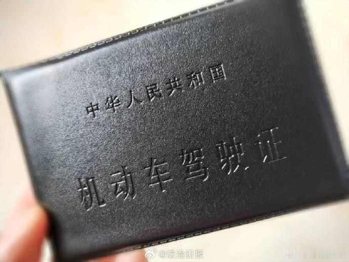 【#驾校用喝水按喇叭当考试作弊暗号##驾校为提高通过率买通安全员作弊获刑#】科目三考试现场，坐在副驾驶的安全员拿起水杯喝一口水，考生就踩下油门开始加速；听到身后车辆摁响了喇叭，考生就及时靠边停车……一些学员就是靠着这些看似平平无奇，实则暗藏玄机的“暗语”通过了机动车驾驶证考试。

近日 ​