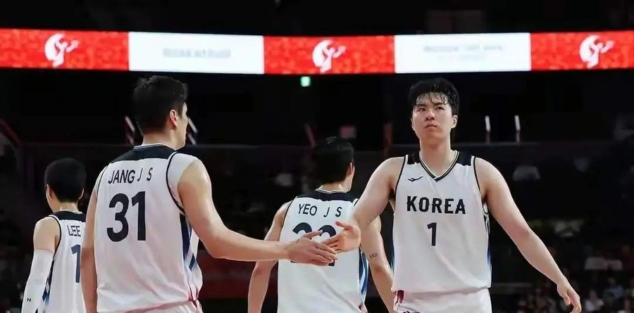 韩国男篮赢日本拿金牌，7人当场免兵役不用当兵，李贤重27+18从兵营直接转场NBA，中国男篮输的不只是球
终场哨一响，韩国球员在中圈抱团又跳又吼，毛巾甩上天，有人把球衣扯起来蒙住脑袋——这不是普通夺冠的开心，是“命运保住了”的狂喜
名古屋决赛，韩国67比57摁住东道主日本，队史第5座亚运男篮金牌，上