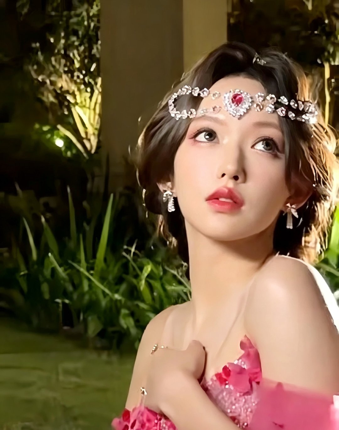暗夜花园出逃的玫瑰公主👑

#超话创作官# | #程潇在逃公主# ​