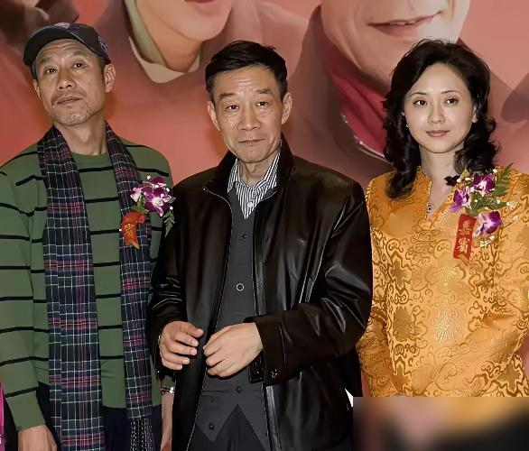三位老戏骨同框，唯独李雪健老师胸前没戴红花。
72岁的他抗癌26年，放化疗留下不可逆后遗症。现在双耳彻底失聪，声带受损，发声都费劲。
前不久人民日报专访披露近况，他至今没离开舞台。背下全组所有台词，对着对手口型接戏，说只要有意义的戏，哪怕一场，也愿意去当好绿叶。
没人知道这次没戴花的具体原因，