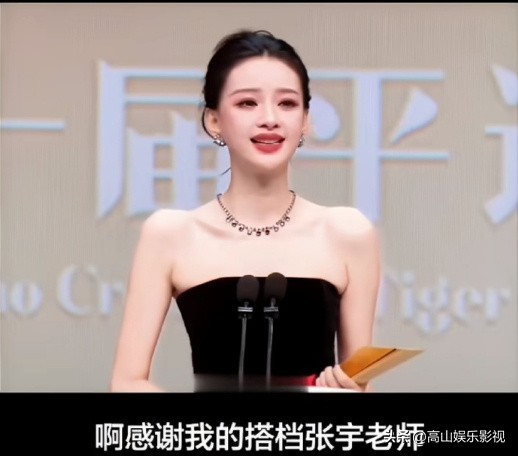 破防！董子健孙怡这镜头，过期糖氛围感拉满
 
平遥影展名场面出圈！孙怡斩获影后上台领奖，镜头切到台下董子健。
 
两人早已和平离婚，他没有躲闪回避，面带笑意静静看着台上，认真鼓掌，眼神里满是欣赏。没有狗血拉扯，安安静静见证对方高光时刻。
 
网友直呼满满的过期糖！没有热烈爱意，但藏着曾经相伴的熟悉感