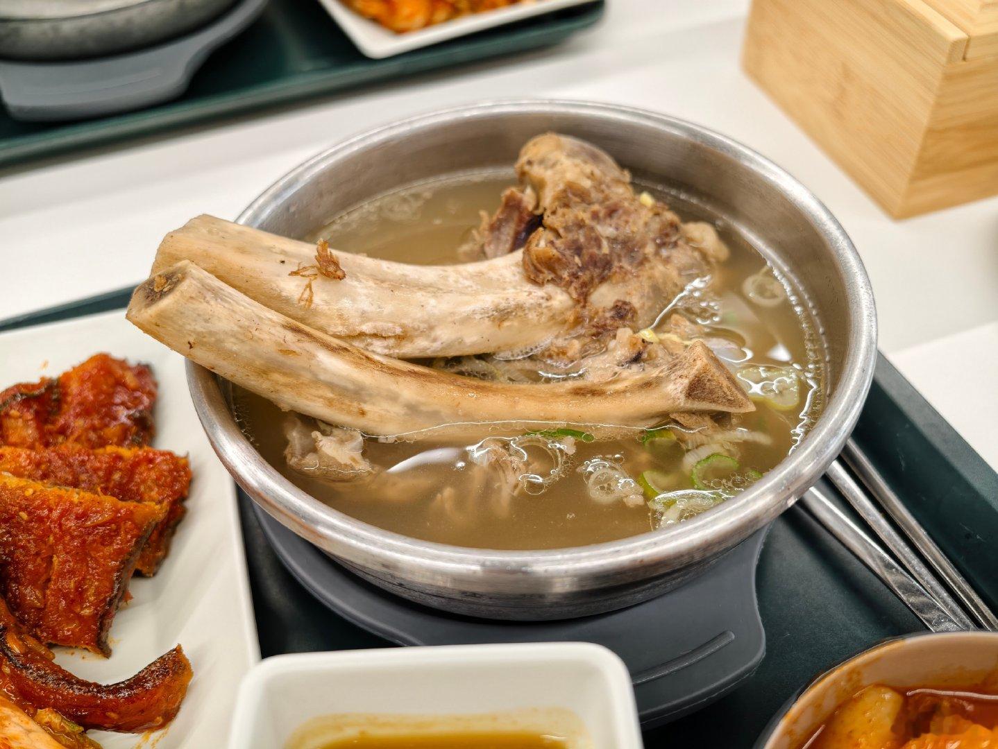 也是恰上三星的饭啦，味道挺不错的，但是这边真的每家餐厅，感觉都离不开这些咸菜，怎么做到大家口味这么统一的⚆_⚆  ​