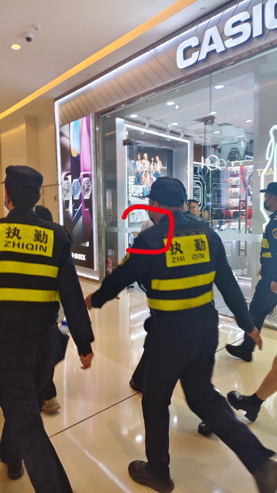 王奕然 第一次和明星对视哈哈哈哈哈哈哈四点多的时候去逛天河城知道王奕然...