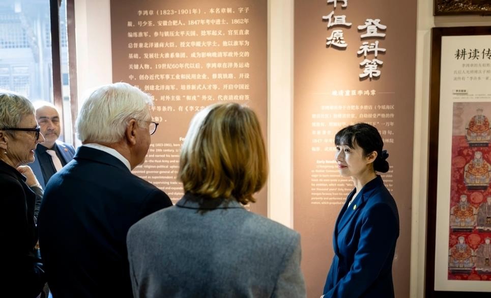 德国总统施泰因迈尔时隔近八年访华，首站没去北京，落地合肥就直奔李鸿章故居。1896年李鸿章在德国见俾斯麦、买克虏伯大炮，那时候咱们是去学技术的。一百三十年后，德国总统站在同一座老宅里回望那段历史，隔壁就是大众在德国之外最大的研发中心，总统夫妇还亲自上手开了把电动车。这个安排不是随便挑的，德媒自己都说