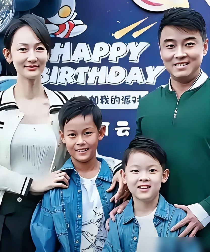 刘国梁那双胞胎，一个拿全国冠军，一个连球都不摸。
大女儿赢赢3岁摸高尔夫杆，6岁打比赛，16岁已经拿了全国锦标赛双冠，斯坦福、杜克抢着要。刘国梁自己15年球龄，给闺女当教练、当球童、当爹，三份工一起干。
小女儿一一呢？不打球，不比赛，就爱看书唱歌。刘国梁两口子达成一致：不推、不比、不曝光。
他