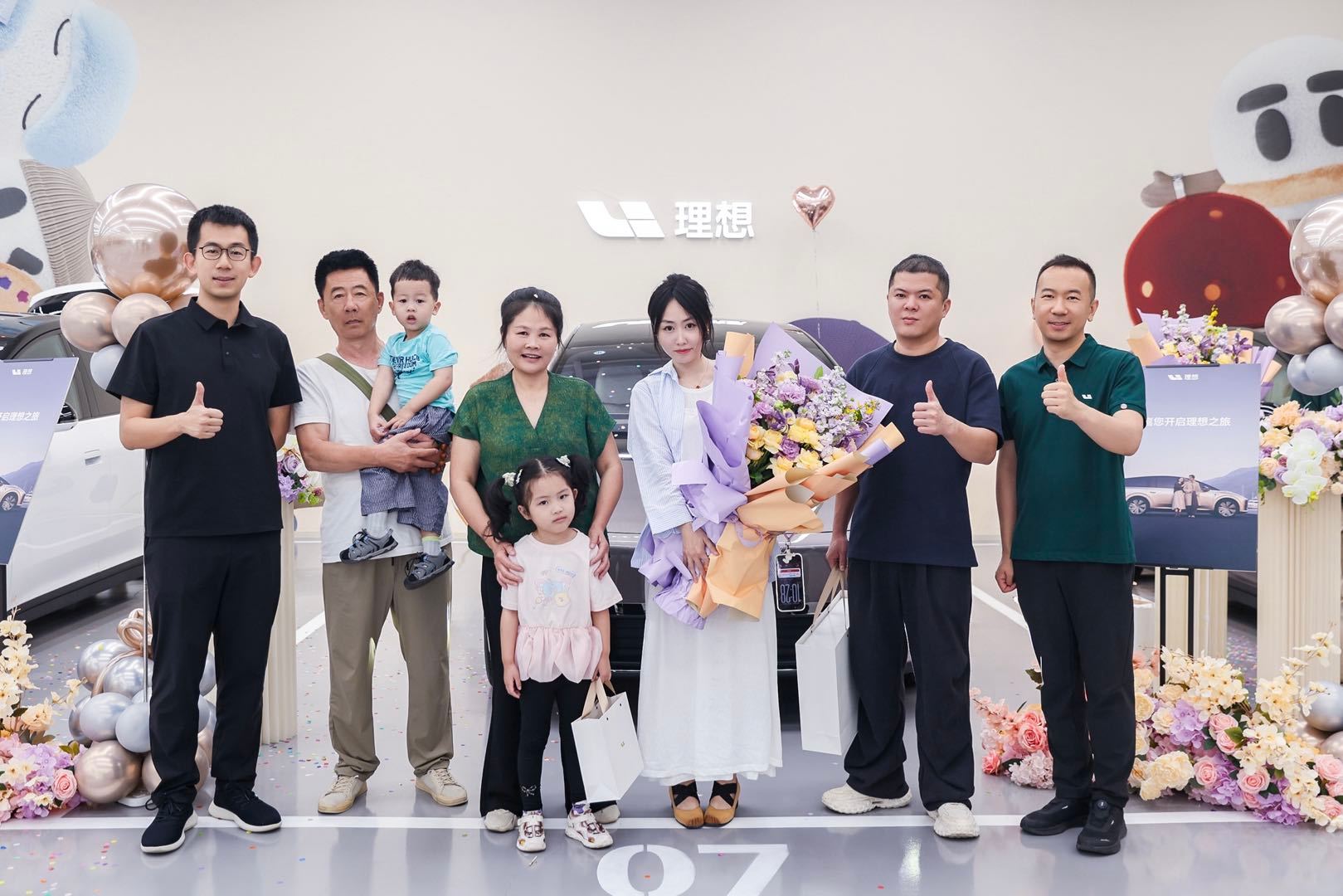 🎉全新理想i9开启交付，恭喜这些“手速王”！

🏠恭喜全新理想i9首批车主，
新“家”，今天正式到家！

❤️没试驾，先下定；没见面，先信任，
感谢各位老朋友和新伙伴的支持。

✨全新理想i9，全国统一零售价36.98万元，
顶级智能、极致空间、高级驾乘，全部标配！
今日起，全国交付陆续开启，
各 ​