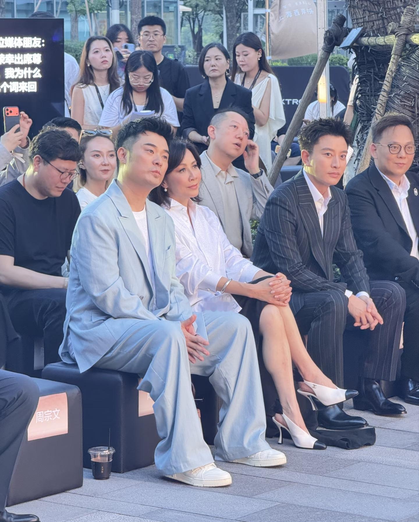 60岁的刘嘉玲出席活动，全身黑白配状态真的太绝了，坐在陈赫跟贾乃亮身边有一股大姐的感觉，真的很有气质，自带一种威严感。
老一辈就是厉害，不需要浓妆艳抹都能自带光芒，这就是老一辈女明星的魅力，在男明星的衬托下更是养眼。