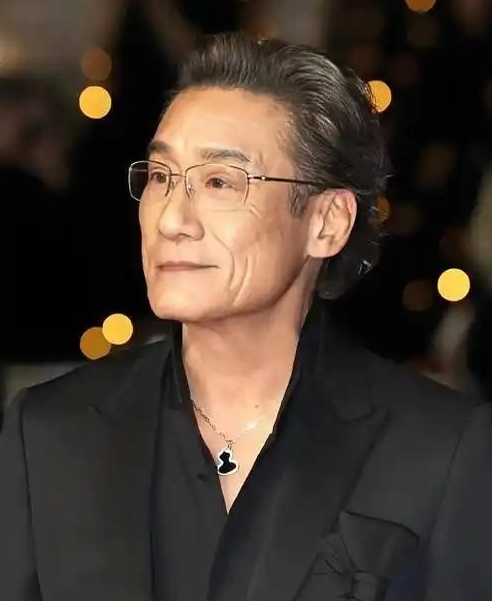 梁家辉曾在一采访中直言：“我觉得香港人其实挺可悲的，被英国人统治了一百多年，在回归以前，我们这一辈人很缺乏对祖国的概念！”

说白了，梁家辉这话不是演戏，是把他那一代香港人脑子里的糊涂账给抖出来了：被英国人管了一百多年，根都给刨没了，长大了突然说“你是中国人”，换谁都得懵。

我刷到那段采访的时候，