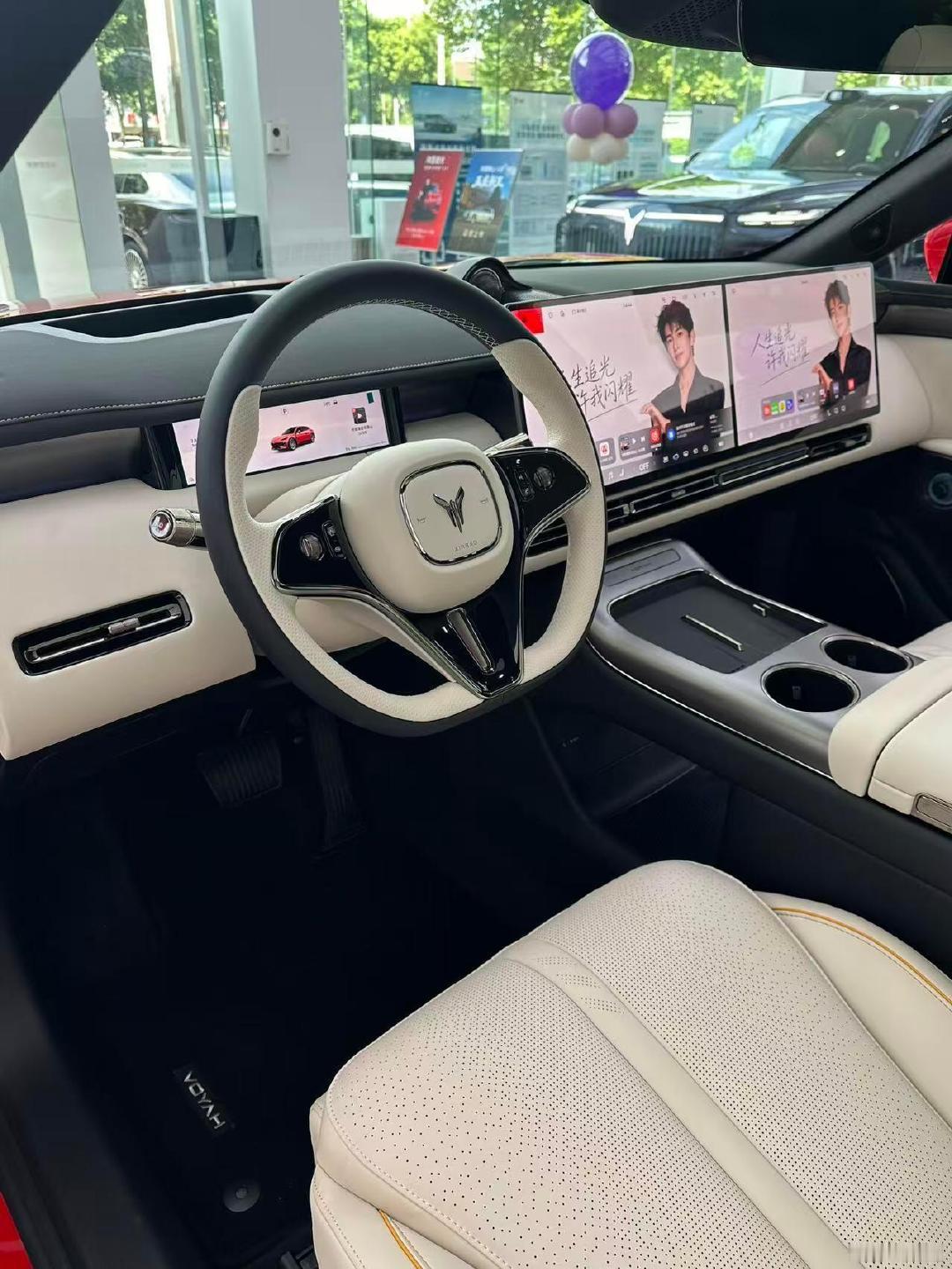 中大型纯电SUV，四激光跑华为ADS5，98度电最高740公里，800V 5C十分钟20%到80%；鸿蒙5.2加双15.6屏，模糊说“有点闷”也能听懂。 ​
