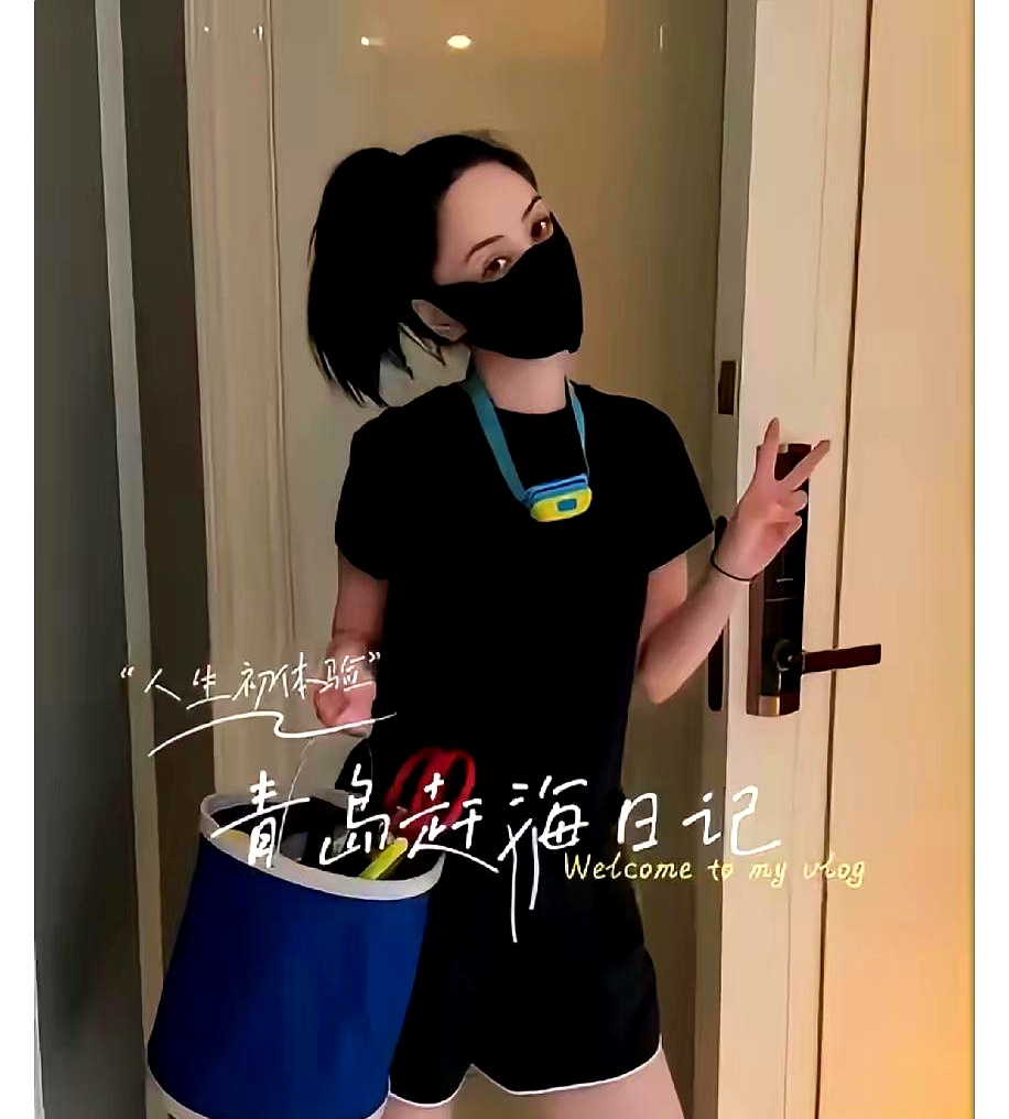 阿娇大半夜蹲在青岛泥滩里抓螃蟹，头发随手一扎，膝盖上全是泥，这视频一出直接冲上热搜
 

当年那场塌天大祸过去整整十八年，被指责、代言全撤、躲在家里连窗帘都不敢拉开的姑娘，如今45岁了。经历过结婚离婚，身材忽胖忽瘦总被拿出来评头论足，现在却能踩进海水泥地里，蹲在礁石边摸索两个多小时，捉到螃蟹又亲手放