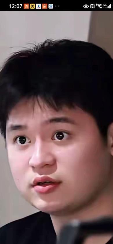 看乒乓球比赛本来是图个热血，偏偏总有人喜欢拿着卡尺去量运动员的身高和长相。
林诗栋最近在卢布尔雅那打比赛，场边镜头扫过去，明眼人都看得出这小伙子身架彻底舒展了。
早几年刚出道那会儿登记的还是168，如今看着实打实往173上窜，眉眼利落，下颌线条干净，打球时那股专注的劲头，哪点不精神？
可翻开评