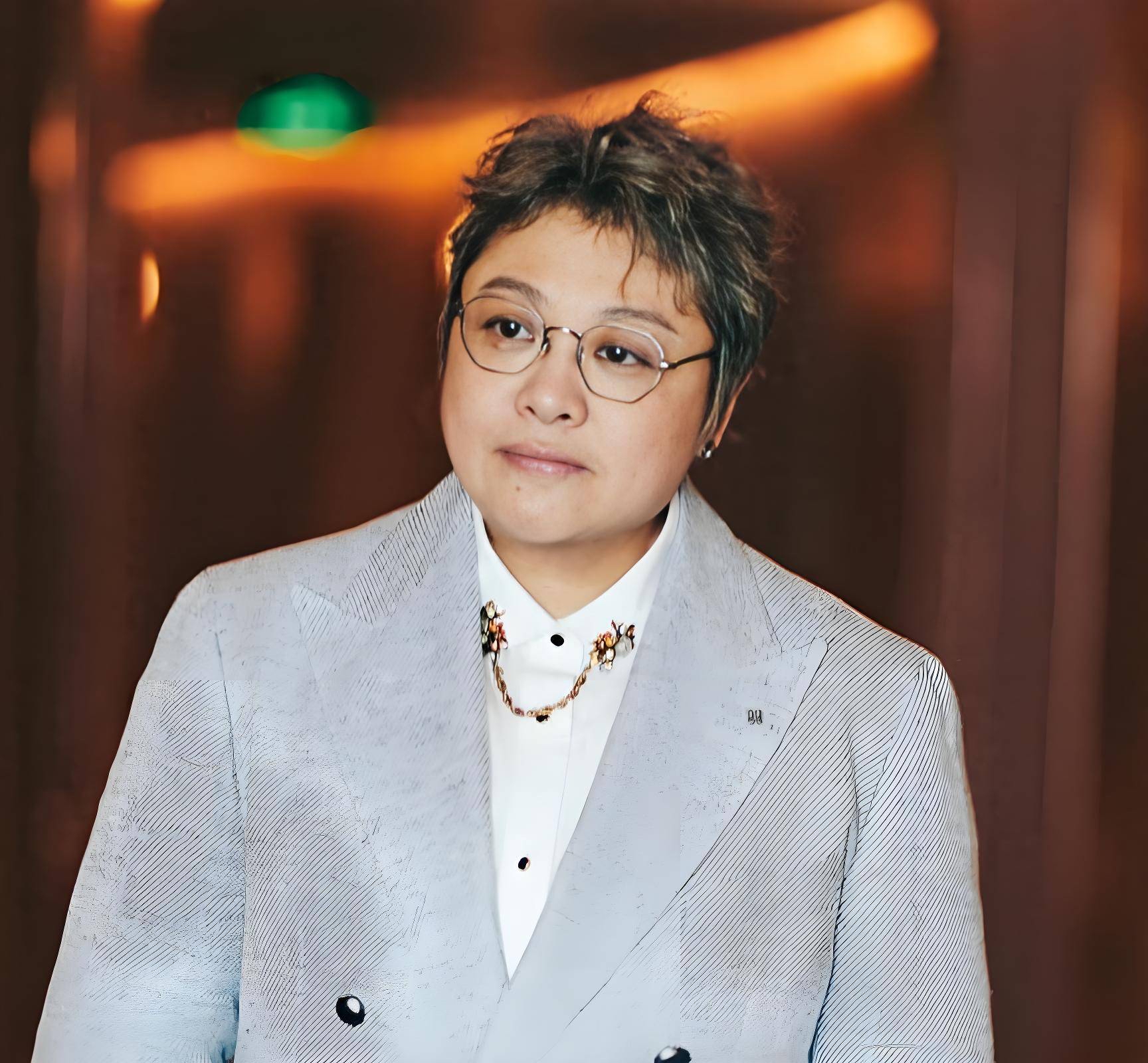 并不是所有人都讨厌韩红。韩红多年扎根公益、救灾一线，基金会整体运作经官方核查是合规的，公益付出值得肯定；网络上的争议是多方面因素叠加而来，其中也夹杂大量谣言，需要区分真实争议和网传不实谣言。

大家产生反感、出现争议的主要原因

1. 导火索：“走个面儿”