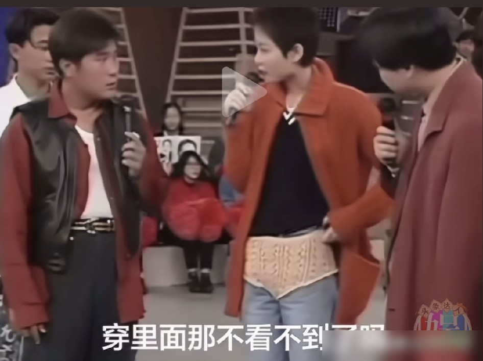 1994年王菲顶着一头短发出来，所有人都愣了，这姐们儿审美超前了三十年。别人上节目抢镜头，她站那儿不动，眼神一飘，你就觉得是自己太闹腾。
那英说，她从没见过王菲跟谁红过脸。当年跟窦唯闹成那样，媒体围追堵截，她愣是一个字没辩解，自己吞下去，脸上照旧风轻云淡。刘嘉玲更绝，说俩人喝茶能四十五分钟不说话，