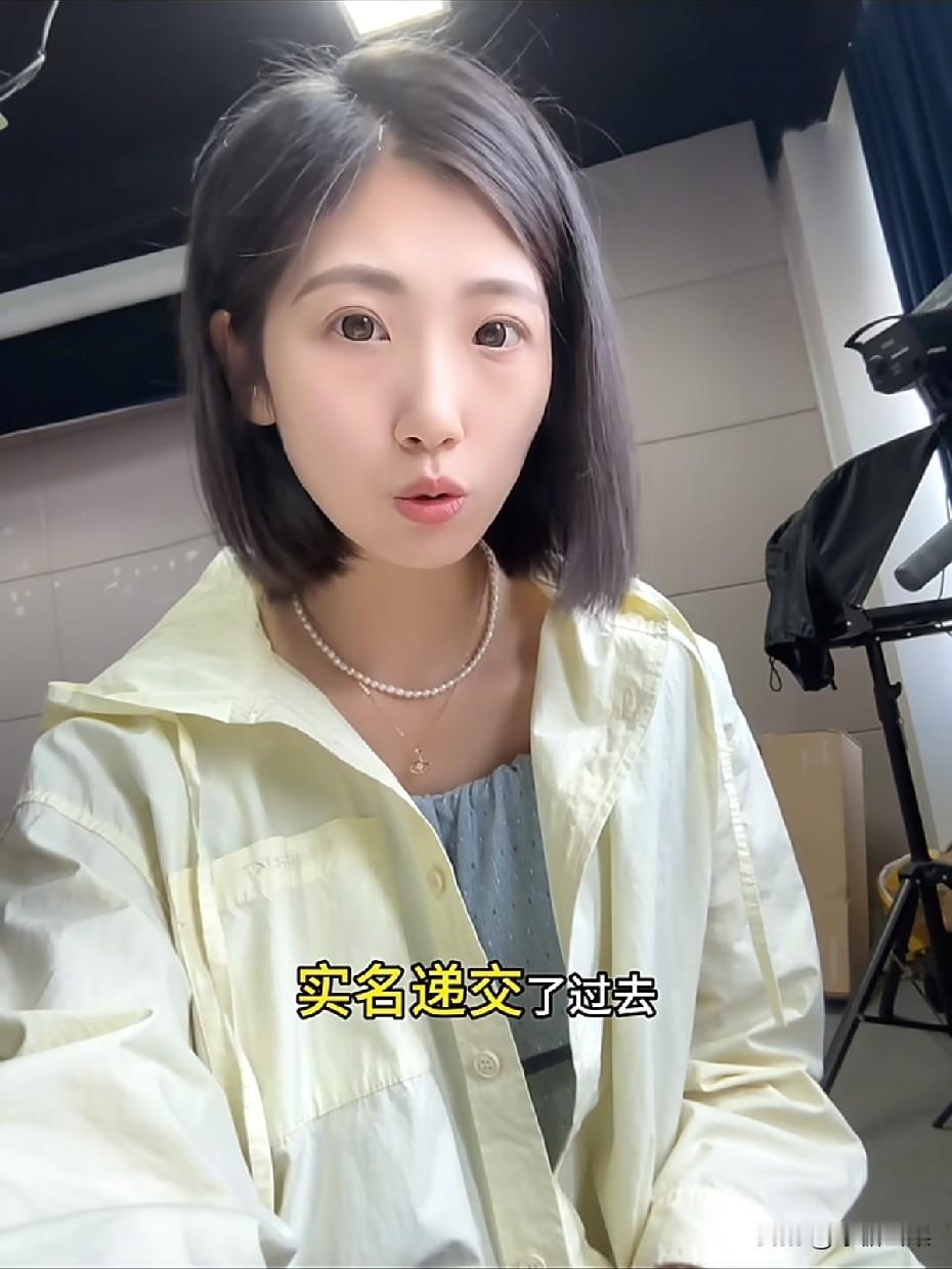 当年把同学堵在厕所扇耳光、
扒衣服拍视频的那个女生，
十几年后，考上公务员了。
 
笔试面试一路通关，
朋友圈都在晒“上岸”庆祝。
公示期最后两天，
被人一纸实名举报，直接拉下马。
 
举报她的，
就是当年被拖进厕所羞辱的那个姑娘。
 
最讽刺的是什么？
当年全校都知道这件事。
老师劝：“别闹了，快