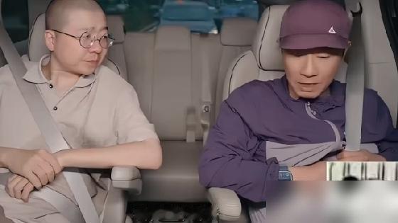 福州车间里，陈祥禄被全网逼着认亲，就因为长了张陈小春的脸。
视频拍出来，耳垂有窝，口音带粤，网友直接盖章“失散弟弟”。陈小春早年说过家里穷，弟弟被送养，这事又被翻出来炒。
结果呢？陈祥禄直播澄清，爹妈是亲的，上面俩哥一姐，压根没被抱养。纯属撞脸。
陈小春昨天亲自回应，别去打扰人家普通人。他正忙