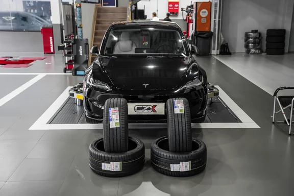 特斯拉Model 3｜米其林轮胎更换+亨特道路力
车辆进场后,我们第一时间拆卸四轮.先将轮组上机,使用亨特道路力动平衡机做全方位真圆度检测.精准排查轮毂是否存在失圆,变形,暗伤等问题,本次检测结果完美,轮毂状态完好无任何形变.
	
全程采用亨特无损拆胎机进行轮胎拆装作业.设备柔性夹持设计,可以最大程度保护轮毂边缘与轮胎胎口,杜绝传统拆装造成的刮伤,夹裂隐患,无损完成旧胎拆卸与新胎装配.
	
装胎完成后,精细化清理轮毂残留的老旧平衡胶块,对轮毂内外侧壁，沟槽做全方位深度清洗,去除泥沙,油污，残留杂质,保证轮组施工基面干净整洁.
	
区别于普通静平衡,我们全程采用亨特道路力动态模拟校准.设备搭载重型液压负载滚轮,下压产生五百多斤真实负载压力,完全模拟轮胎在真实路面的受压滚动状态.精准捕捉轮胎硬点、轮毂低点,通过精准对位匹配,抵消轮组行驶产生的跳动差值.
	
这套精准对位工艺,可以从根源降低高速行驶的细微震动,胎噪,让整车行驶质感更稳,更平顺.校准完成后,粘贴霍夫曼精准平衡块,做到数据归...