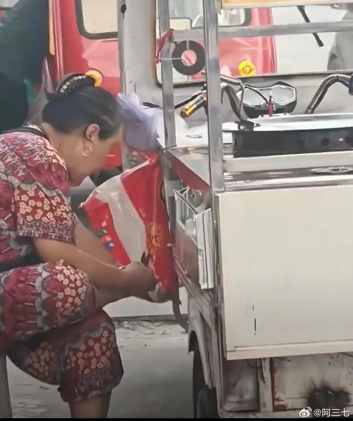 还是习惯去店里买，吃不了一个还能让店员切开只买半个[挤眼]  一个是常...