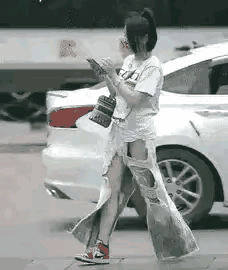 太尴尬了吧！这个衣衫褴褛的自我感觉良好的时尚女郎，你不知道自己就是个笑...