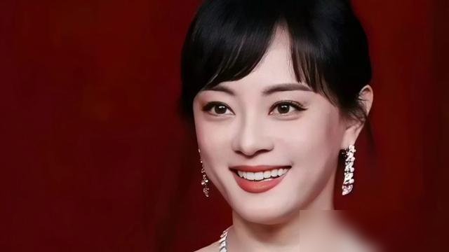 邓超拍戏拍到一半，心里发毛，给孙俪发了条求和短信。结果人家没回消息，直接回了双鞋。
俩人闹别扭，邓超心虚，进组了都静不下心。他寻思着先低个头，发消息过去试探。孙俪那边没动静。他更慌了，正琢磨怎么补救，鞋到了。
没吵架，没讲道理，也没翻旧账。就一双鞋，尺码合适，款式他常穿。邓超一下就踏实了。
前