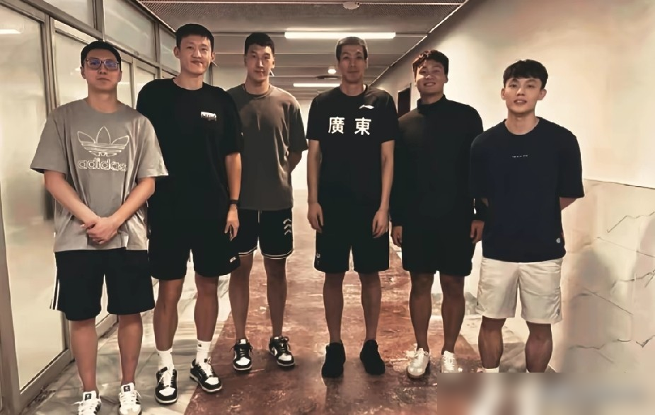 周鹏过了体测，回头第一句话就把徐杰捧到了天上，说这小子已经是广东队的绝对核心。一个刚签一年合同的老将，上来就认了年轻人的山头，这事放三年前想都不敢想。
但广东这半年折腾得太狠了。杜锋不带队了，转总教练。朱芳雨也不当总经理了，挂个顾问。新主教练亚科夫列维奇8月25日接的棒。杜润旺直接D类顶薪去了同曦