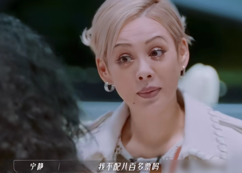 宁静一句试探，那英脱口一句但我没整。
这俩天后碰面，简直是教科书级的修罗场。宁静刚夸那英变漂亮了，那英毫不客气，直接甩出这句大白话，把天死死聊黑。
到了后台查票数，反差更刺骨。宁静一看自己组赢了，瞬间狂喜，顺手一把搂住那英，给足了赢家的体面。
结果那英满脑子都是自己队员失利，脸拉得老长。她对宁