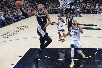 NBA季后赛继续进行，圣安东尼奥马刺队主场赢球拿到赛点。文班亚马得到2...