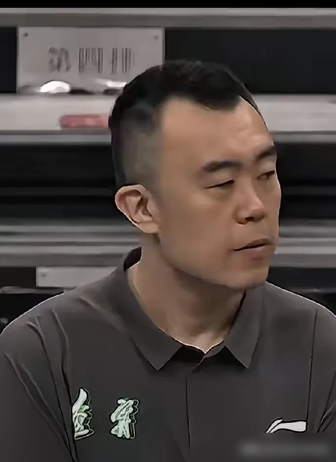 辽篮一场惨败输了23分，20次失误直接把底裤扒光了。
9月3日的夏季联赛，辽宁72比95被山东按在地上摩擦。
看看这辣眼的数据，三分球16投2中，开局就被打了个12比30，后卫线被逼抢得连球都传不明白。
鄢手骐正负值-26全场垫底，李虎翼三分7中1。全队陷入外线打铁、失误飙升、被反击打花的死循