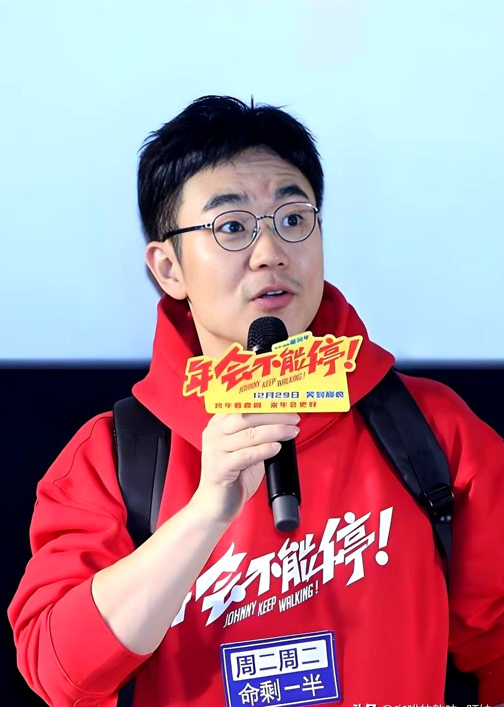 百花奖最佳导演的名字念出来时，台下那个学建筑的非科班生，曾经被全网嘲笑过。

观众习惯了他在屏幕里捏脚耍宝，习惯了他在《年会不能停》里装疯卖傻。可只要导演喊了卡，大鹏就会躲进角落，变成一个极度内向、一句话都不想多说的人。

为了撕掉身上的标签，他转身端起导筒，拍出让人揪心的《吉祥如意》。没上过一天电