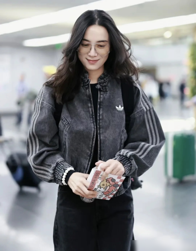 宋佳这身机场私服，把多少硬凹松弛感的女明星衬得喘不过气。
深色牛仔套装，德训鞋，没了。没露腰没露腿，连配饰都省了。可越简单越要命，那股子我不在乎你怎么看的劲儿，隔着屏幕都压过来。
再看九月机场图，陈妍希拎帆布包穿旧球鞋，杨幂短上衣配贝雷帽，都在往不费力上靠。但宋佳不一样，她不靠旧不靠甜，就靠剪裁