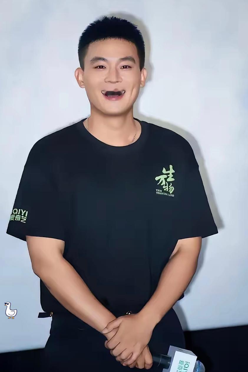 演员欧豪说：我家里条件一般，父母收入不稳定。但家里很愿意花大钱投资我。我上艺校是九几年学费一年8千到1万多，对我家来说真的不算小数目，再加上生活费，每个月怎么也得一两千。学艺术更花钱，时不时要买乐器、上小课，开销更大。

很多人只看到如今荧幕上气场沉稳、资源稳定的欧豪，却很少有人了解他一路走来的底层