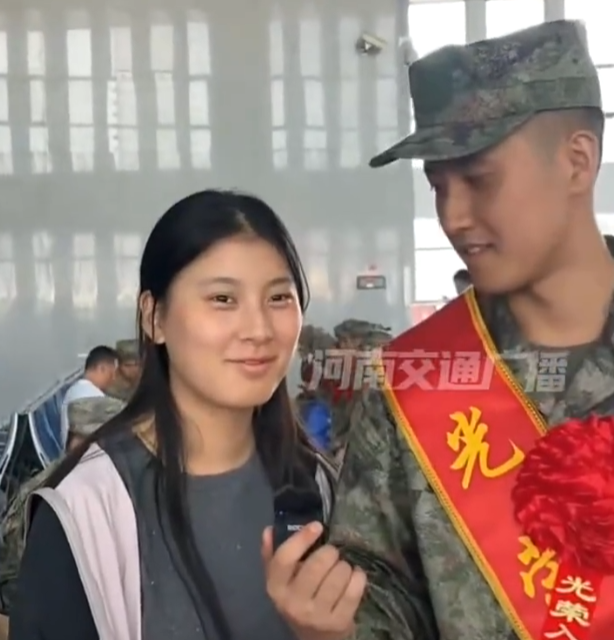 在安徽马鞍山新兵入伍送别现场。车站人来人往，少年一身戎装、身姿挺拔，即将告别家人，奔赴军营，保家卫国。所有人都在为新兵骄傲、为热血喝彩，可唯独送行的小妹妹，藏住了所有人看不见的委屈和不舍。

面对镜头，她努力调整情绪，强行压住翻涌的眼泪，嘴角努力扬起微笑，眼神干净又坚定。记者问她：哥哥去当兵，你骄不