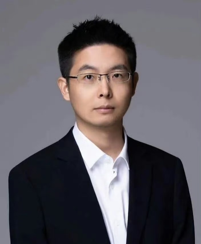 跟王力宏同款，王兴兴没笑，
和任正非站一起，王兴兴也没笑，
但这并不代表王兴兴没有弱点，事实上，这么一个不喜欢笑的男人当年也相过亲。

事实证明，再高冷、再有钱的男人也为感情烦恼过，王兴兴就是个例子，当年35岁的他就年薪百万了，可随着年龄越来越大，他也学着大家在网上相亲。

俗话说，“男人四十一朵花