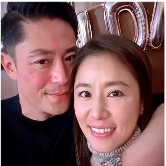 同框合照里，两口子简直像活在两个图层。

46岁的霍建华发际线上移，头顶头发稀疏，脸上皱纹清晰，皮肤干得发涩，平时据说连洗澡洗脸都只用一块香皂对付。身边的林心如却常年精心护肤，皮肤白润通透，整个人还在发光。

网友都在调侃霍建华是真的彻底告别了容貌焦虑。

男明星人到中年敢这么彻底放弃外貌营业，到底