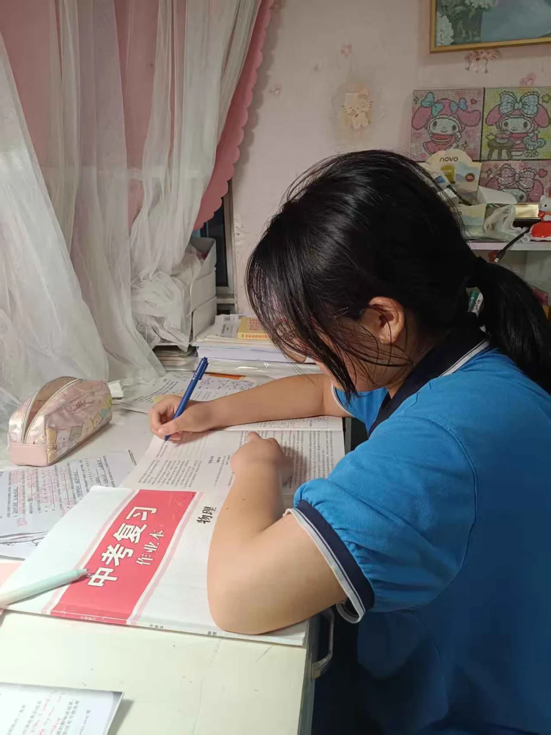 九年寒窗苦读日，只盼金榜题名时