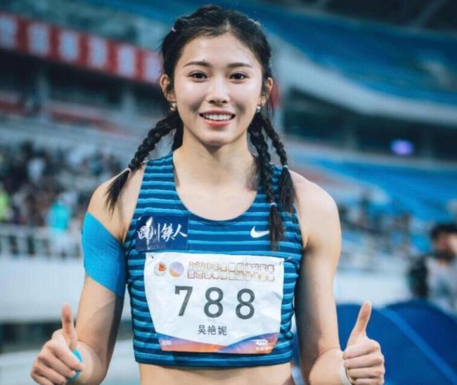 名古屋亚运会女子100米栏预赛，吴艳妮跑出13秒18拿下小组第二，顺利拿到决赛入场券。
当天赛场下起小雨，跑道湿滑，对跨栏选手的节奏把控会带来不小影响。吴艳妮在第二组第五道出发，起跑反应速度排在小组首位。同组的东道主选手福部真子途中跑发挥稳定，拿到小组第一。吴艳妮没有强行拼出极限速度，全程稳住步点，