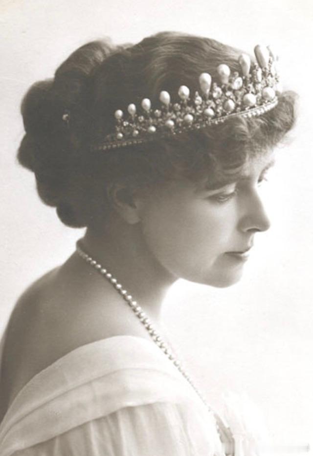 百科课堂 Romanian Massin Tiara 罗马尼亚马辛头冠1869 年，罗马尼亚的卡罗尔王子与维德的伊丽莎白公主结婚时，新娘收到了这顶由奥斯卡·马辛制作的、由罗马尼亚贵族妇女协会赠送的壮观的珍珠钻石冠冕，上面镶嵌着 16 颗硕大的直立珍珠。Oscar Massin 奥斯卡.马辛（1829-1913）一位出生于比利时的法国珠宝商，被誉为“钻石改革家”，他创作了一些19世纪最具影响力和创新性的高级珠宝，彻底改变了整个珠宝行业的格局。卡罗尔王子于1881年成为罗马尼亚国王（卡罗尔一世），伊丽莎白王后在19世纪70年代和80年代多次佩戴这顶王冠，并在官方肖像中佩戴。两口子并没有继承人，所以最后王位落到了侄子费迪南一世的头上，他娶了维多利亚女王的孙女，爱丁堡的玛丽。所以也叫玛丽王后。玛丽同样戴着这顶珍珠王冠拍了很多肖像照。第一次世界大战爆发后，罗马尼亚于1916年参战。玛丽王后将珠宝，包括马辛王冠，以及大量的黄金储备，都送往俄罗斯保管，尤其是在罗马尼亚大部分地区很快被占领，王室被...