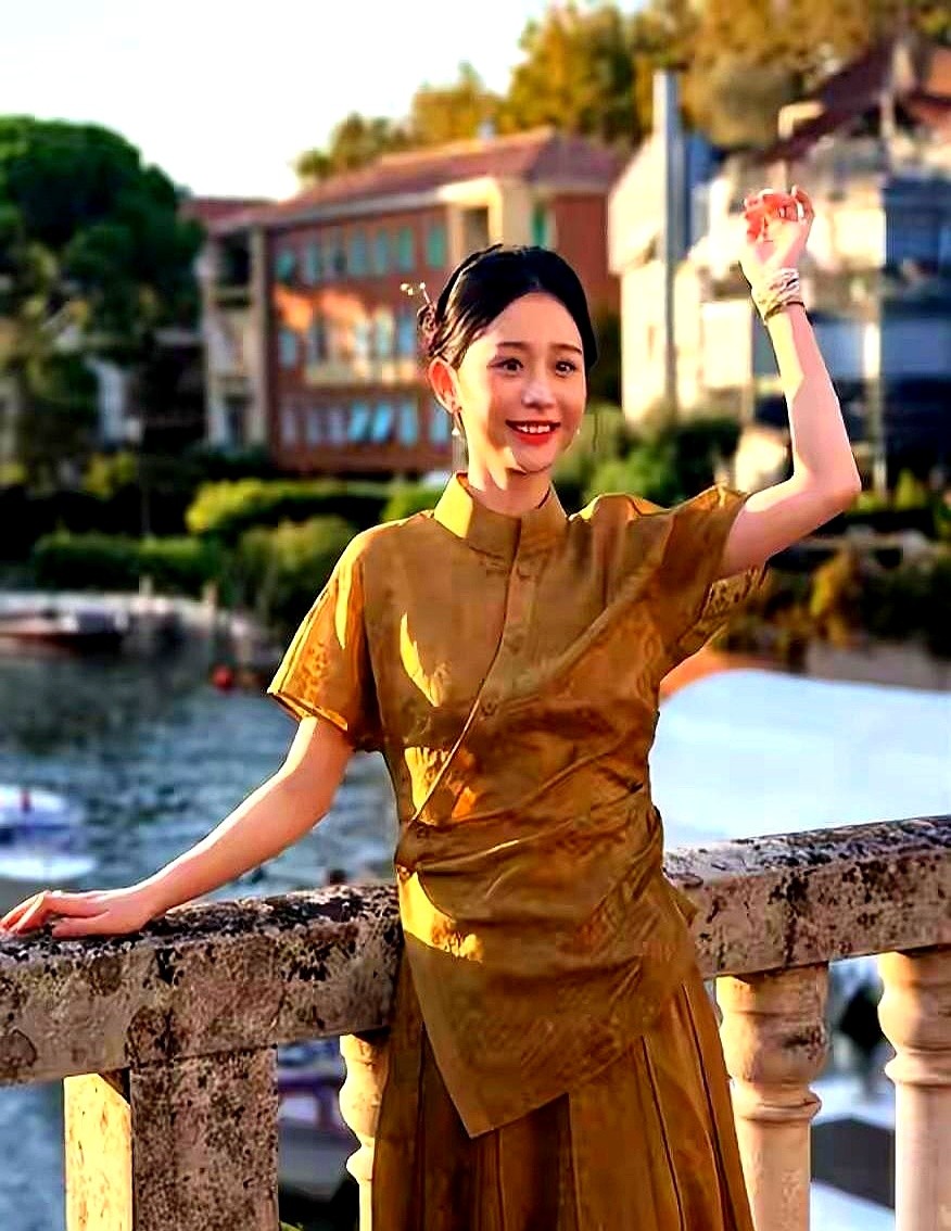 熬了那么多年都没冒头，王晓慧这回是真凭一部戏翻盘了。

《给阿嬷的情书》里年轻时的叶淑柔，直接让她一夜爆火，现在各路资本都盯着她不放。娱乐圈最不缺漂亮面孔，但她那种温婉可人的气质和高辨识度的长相，在当下实在太稀缺，更关键的是演技真能拿得出手。

资本永远是最现实的，盯上她就是看中她自带事业运、能实打