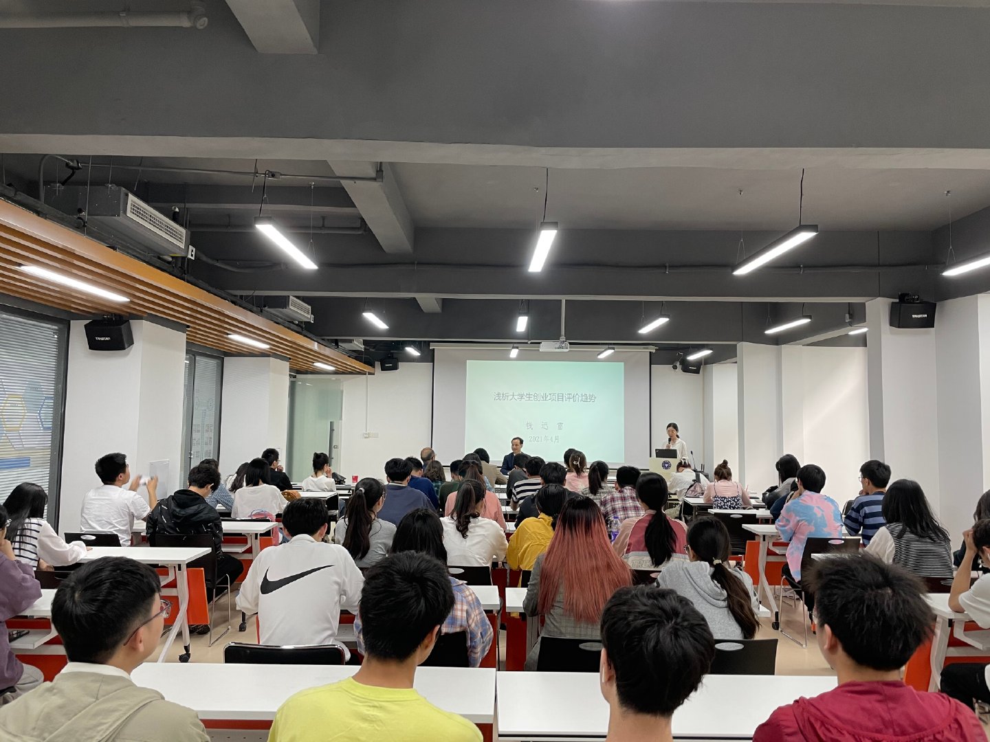 #杭州给创业者免费发token卡#AI确实好用，写方案、做PPT、分析数据，以前半天的事现在十分钟搞定。但用多了你会发现，token消耗起来比流量还快。一个10人团队月均几千块，这还只是普通用法。杭州这次发token卡，说明AI办公已经是刚需，刚需就应该有公共支持。#杭州开始给大学创业者发token卡了# ​