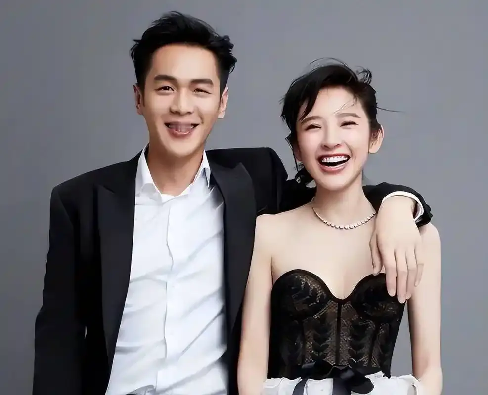 唐艺昕与张若昀的爱情，放在娱乐圈里真的像开了倍速的偶像剧，却又比偶像剧扎实一百倍。

坊间传了好多年的红绿灯路口撞车邂逅，浪漫到能直接写进言情剧本，后来才慢慢知道，其实是朋友牵线认识的，俩人凑一块发现连爱吃的东西、对生活的松弛感都高度同频。

九年爱情长跑，再加七年婚姻相守，连唐艺昕沉寂四年被皮肤问