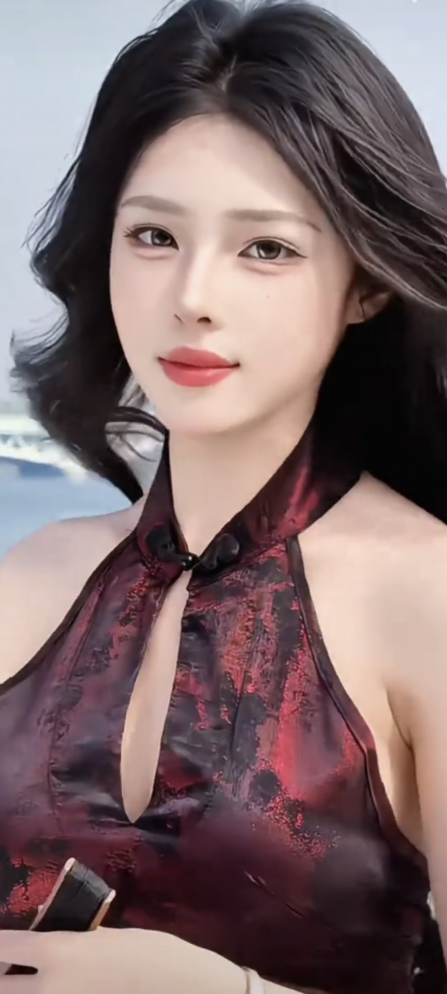 这姑娘穿得真有气质！
前阵子刷到叶一茜在厦门中秋音乐会的现场图，真的被狠狠戳中。她穿了条没有多余装饰的纯白纱裙，海风一吹薄纱层层漾开，舞台灯光落在裙面上泛着软乎乎的柔光，配着低盘发和细耳饰，只点了一抹红唇提亮，整个人像从月光里走出来的。
二十岁穿白裙靠的是青春buff，四十岁还能把白裙穿得这么动人，