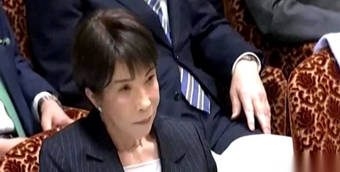 “一旦开战，日本就从陆地、海面、半空三路齐发，一波端掉中国舰队。”
放出这句狠话的，是日本防卫省前技术官员、留美军事专家堀江和宏。
在他们拿钱砸出来的PPT里，这画面确实拉风：升级版的12式反舰导弹，计划在2027年分发给地空部队、“照月”号护卫舰和F-2战机。只等一声令下，三路火力同时扑向海面，把