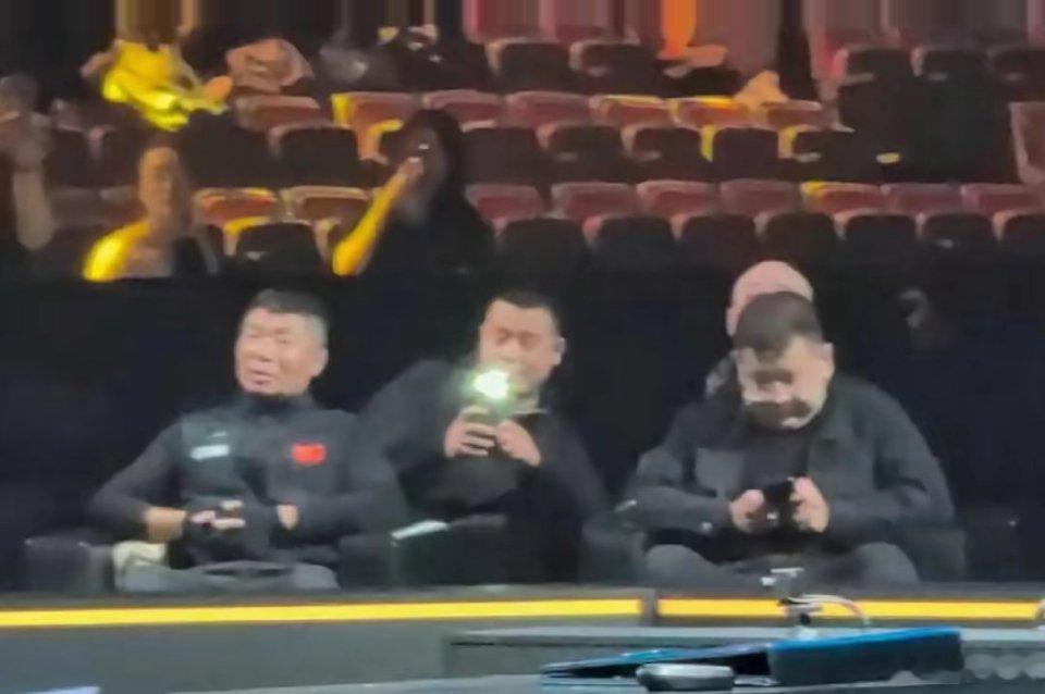 #孙颖莎开始整顿乒乓球观赛礼仪#这居心叵测的词条。孙颖莎是什么领导么，还整顿。
这种情况，你让她怎么整顿。工作人员都是摆设么？ ​
