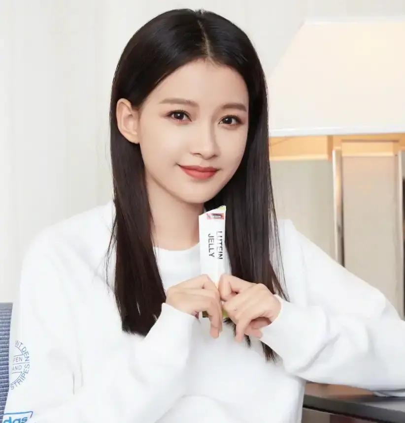 主持人问孙怡:“离婚后，你是怎么称呼前公婆？”孙怡大大方方地说:“我还是正常叫爸妈，该叫妈就叫妈、该叫爸就叫爸，所有亲戚的称呼都不变。”

节目播出后，这话在网上传开了。有人夸她情商高，也有人觉得她太会演。孙怡没管这些议论，该干嘛干嘛。
周末，她带孩子去奶奶家。进门照旧喊了声“妈”。王京花在厨房应了
